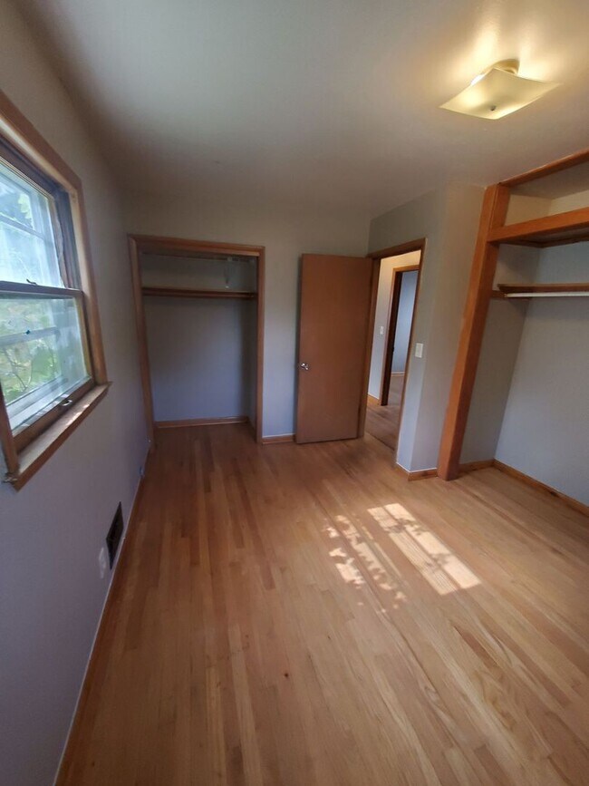 Building Photo - 622 S 68th St