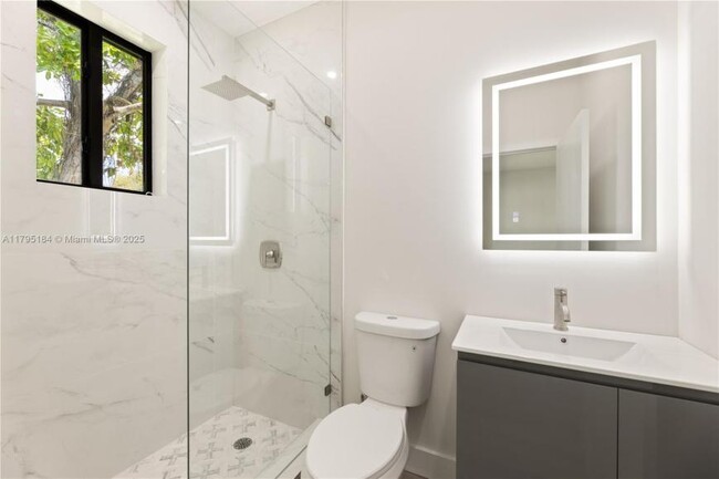Building Photo - 3 bedroom in Miami FL 33150