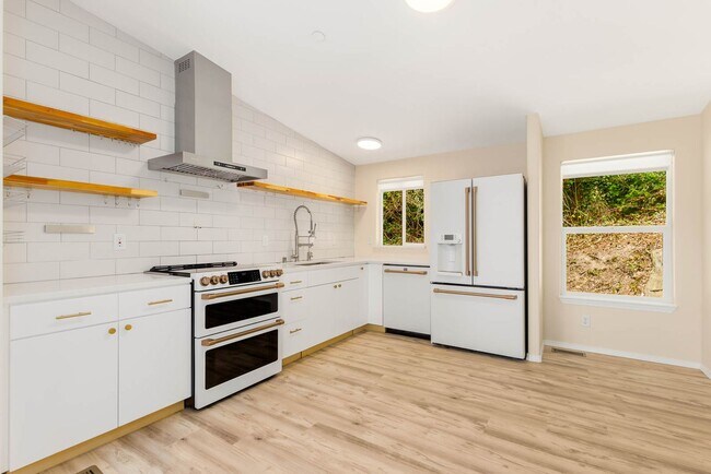 Building Photo - 3930 E Lake Sammamish Pkwy NE