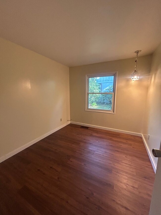 Building Photo - 3 bedroom, 2 bath Ranch House