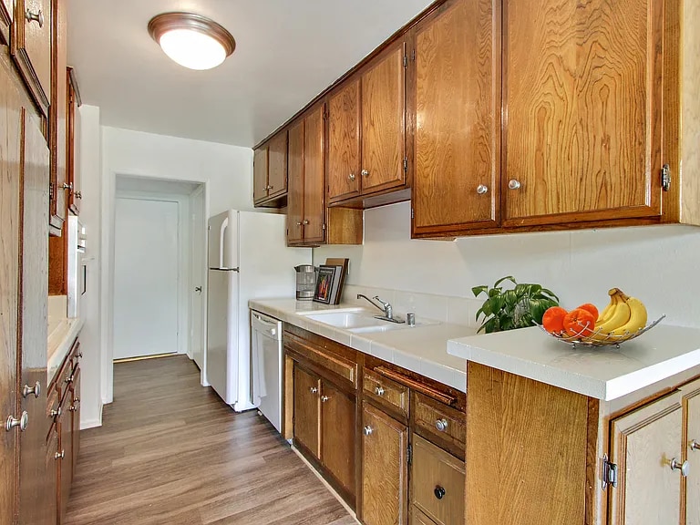 Building Photo - 433 Kelton Ave