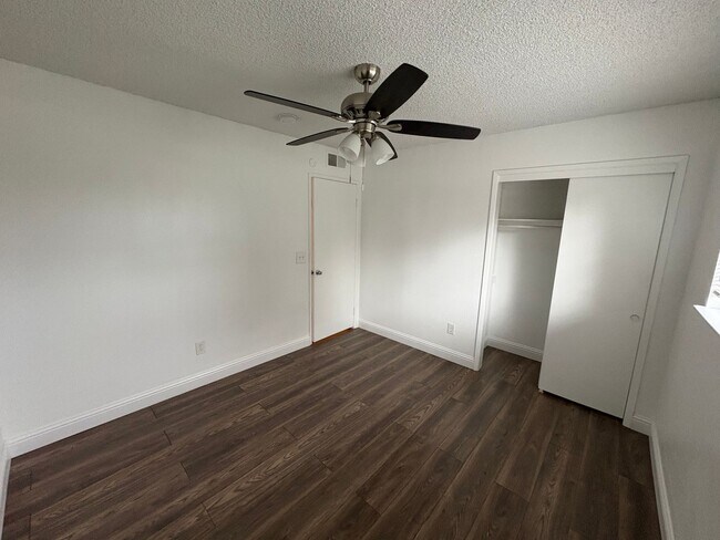 Building Photo - SW Visalia Home Available Now!