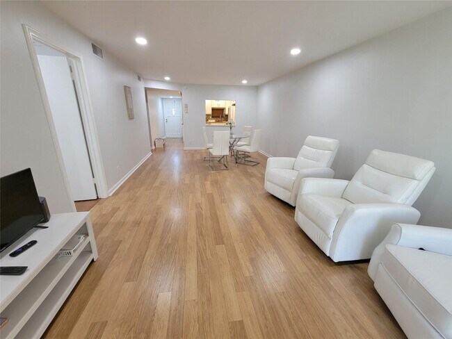 Building Photo - 9411 N Hollybrook Lake Dr