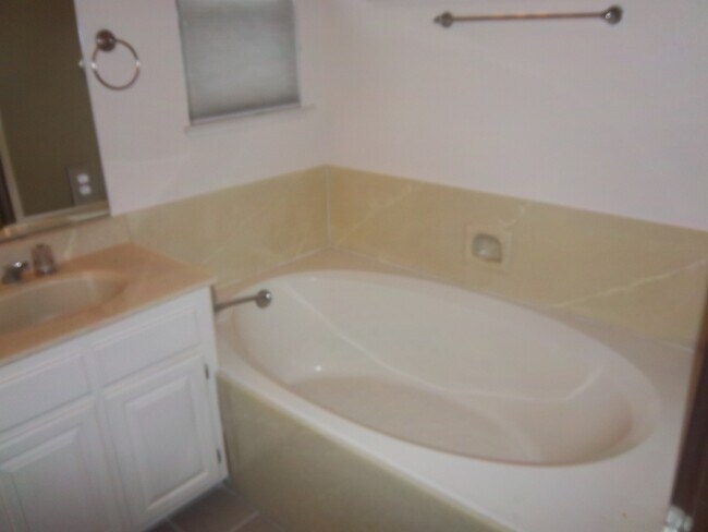 Building Photo - This amazing 2/3 with Den condo won't last!