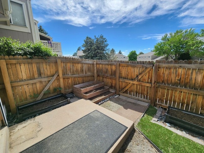 Building Photo - Updated 3 Bedroom Townhome in Great Area!