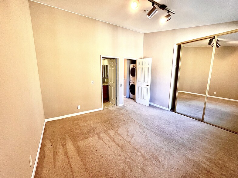 Building Photo - 2625 Oak Rd