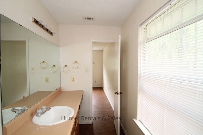 Building Photo - Dreamy Three-Bedroom - 1st month free with 1 year lease