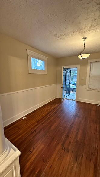 Primary Photo - 404 E Gates St