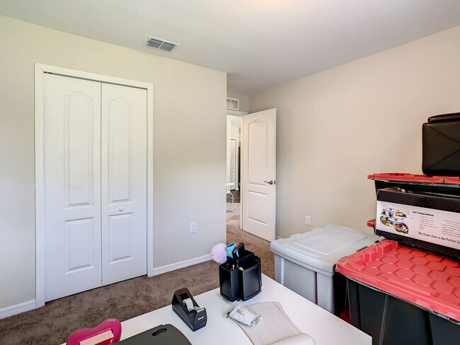 Building Photo - Beautiful 3 Bedroom 2 bath Home in desirab...