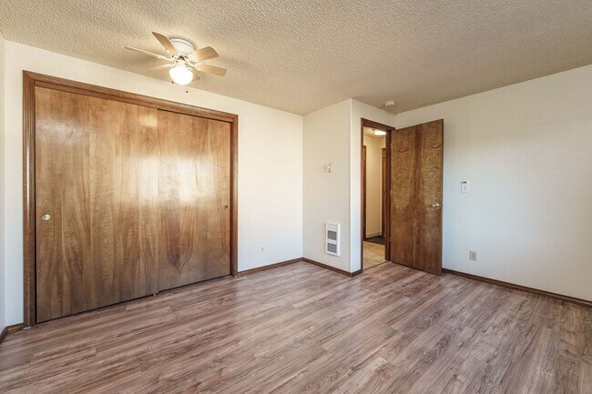 Building Photo - Updated 1 Bed / 1 Bath Upper-Level Condo with Balcony, Garage & A/C — Gated Community!