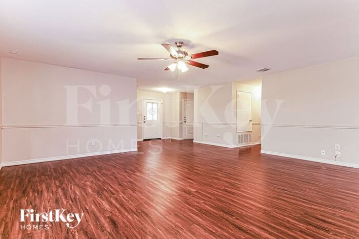 Building Photo - 229 Silver Spur Dr