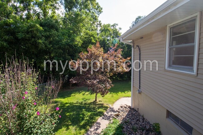 Building Photo - Spacious 4 Bed 2 Bath Home!