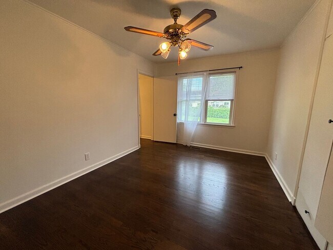 Building Photo - Adorable 3 bed, 1 bath, 1 car midtown bungalow close to the fairground, restaurants and shopping.