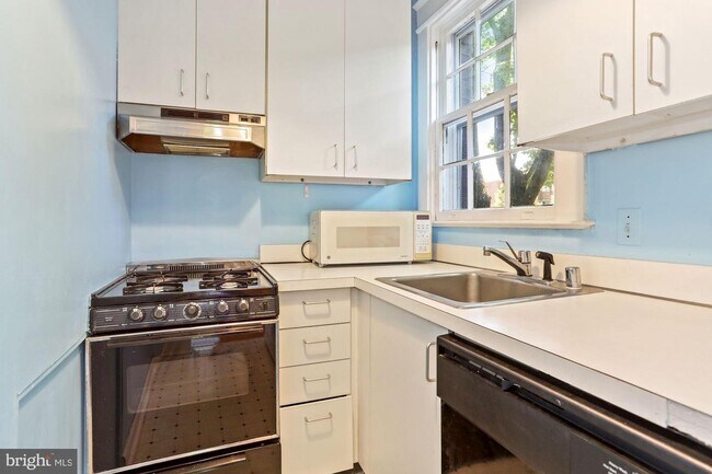 Building Photo - 2325 37th St NW