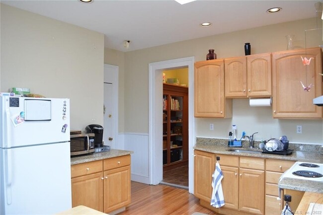 Building Photo - 104 William St