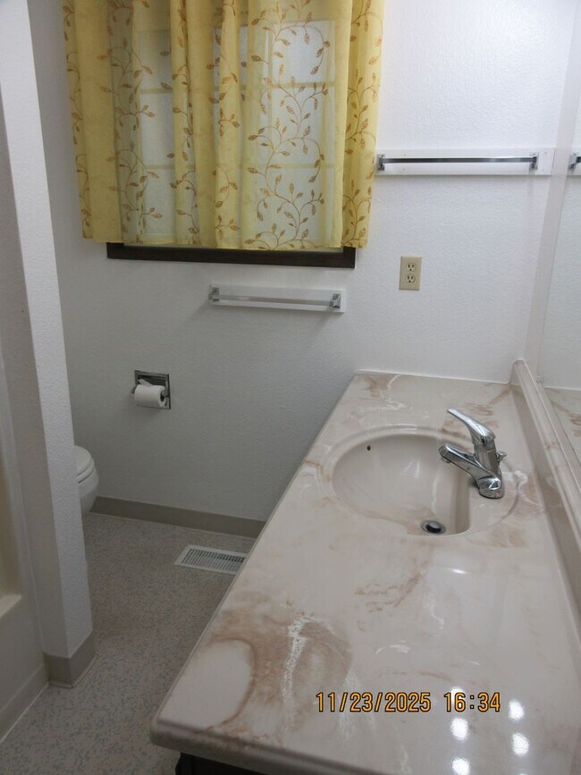 Building Photo - Updated and refurbished