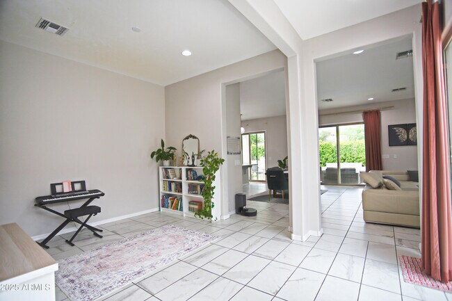 Building Photo - 947 E Ladbroke Way