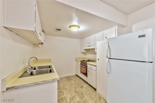 Building Photo - 3821 Daisy St