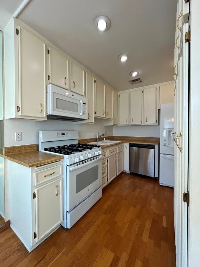 Building Photo - READY FOR MOVE-IN! 2+2.5 w/bonus room + al...