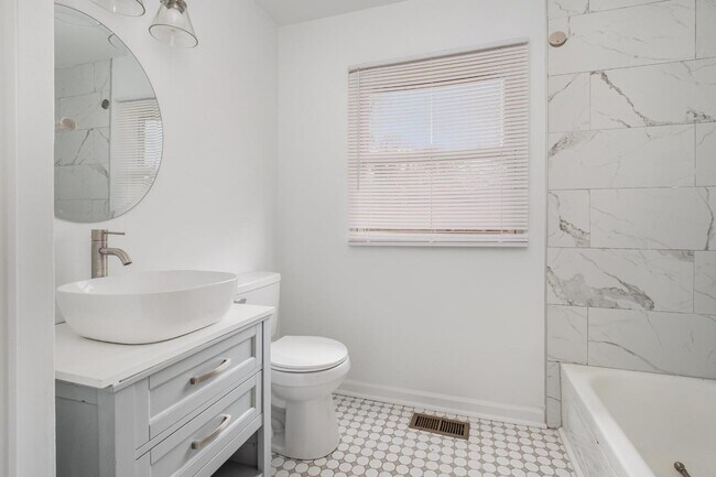 Building Photo - 825 Norwood Dr