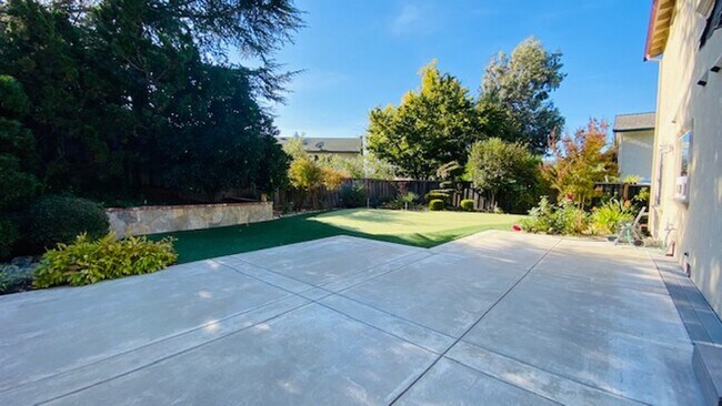 Building Photo - Gorgeous 4BD/2.5BA, Two-Story Home in Casa...