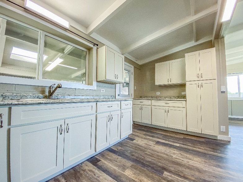 Building Photo - 385 Kahoolawe St