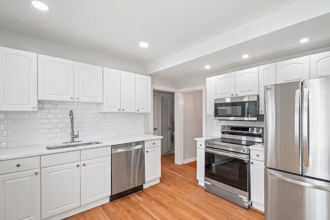 Building Photo - 4637 Alpine Ave