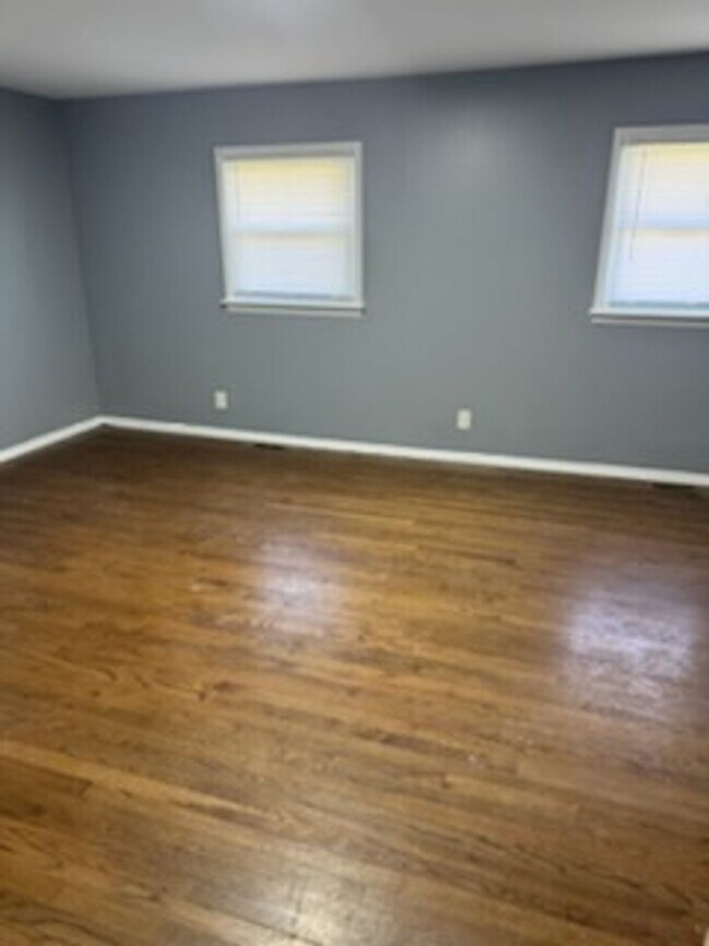 Building Photo - Lovely 3 Bedroom Tri-Level Home with Garage!