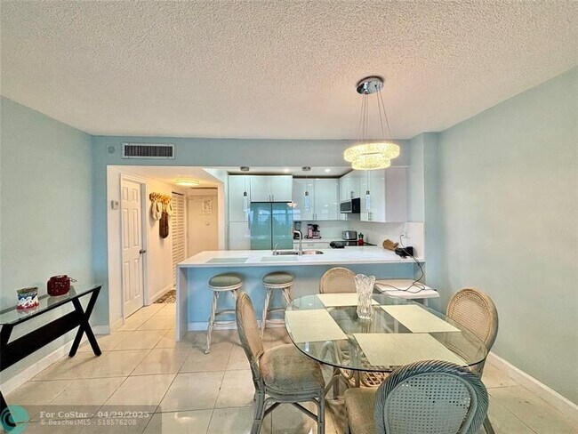 Building Photo - 3725 S Ocean Dr