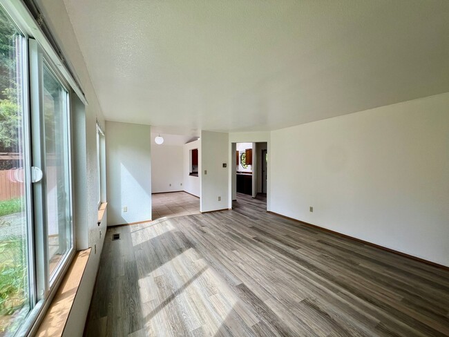 Building Photo - PENDING APPLICATION; New Paint & New Floor...