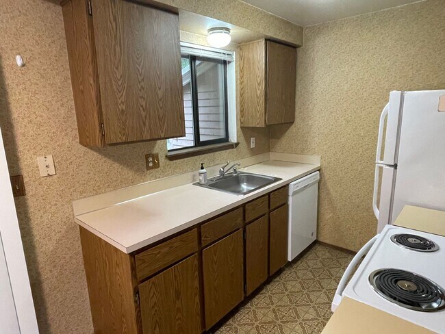 Building Photo - ***PENDING APPLICATION***Cozy 1 Bedroom Apartment Close to Schools and Base