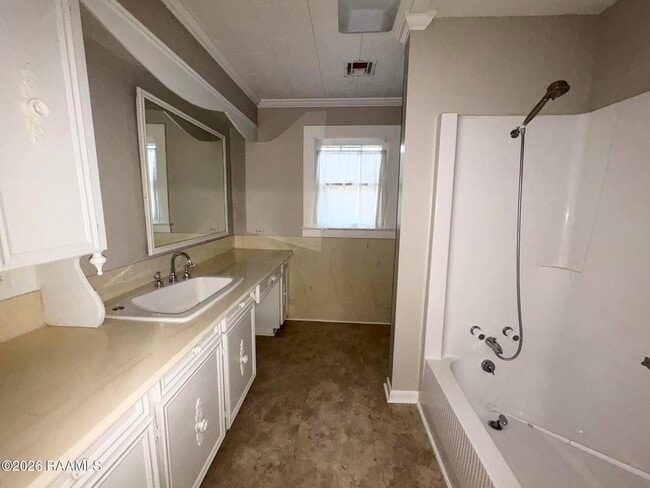 Building Photo - 208 St Anne St