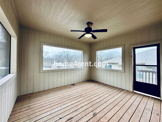 Building Photo - Stunning, Maintenance Free Townhome in Desoto w/ an Elegant Kitchen and Wood Floors Throughout!