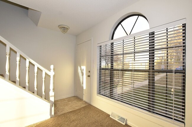 Building Photo - Two bedroom 1.5 bath townhome with 1 car garage