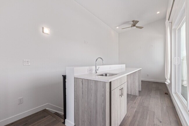 Building Photo - Beautiful Sloans lake Two Bed / Two and a ...