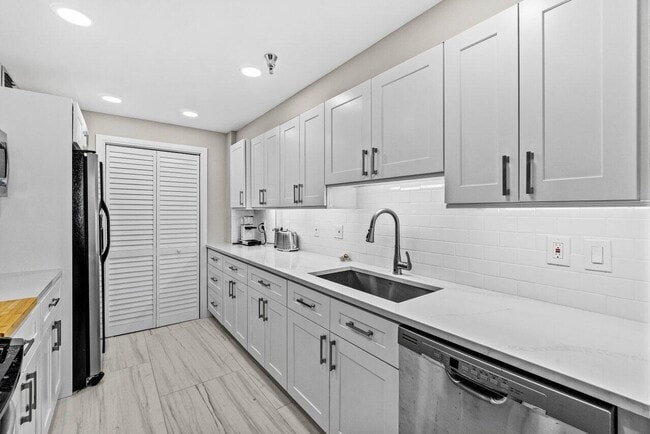 Building Photo - 899 Jeffery St