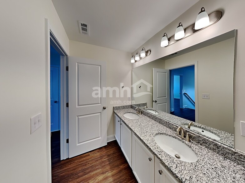 Building Photo - 1323 Lomond Dr