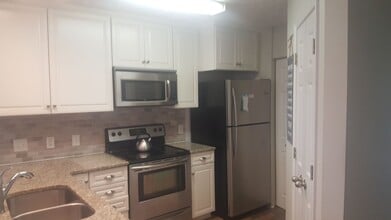 Building Photo - Nicely furnished 2 bedroom condo in River Oaks