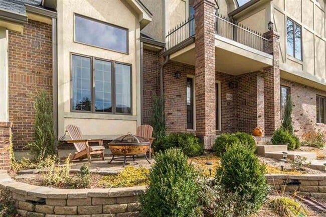 Building Photo - 4404 S Yellowstone Ln
