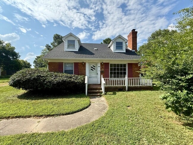 Building Photo - Four bedroom, 2 bath house in Burlington