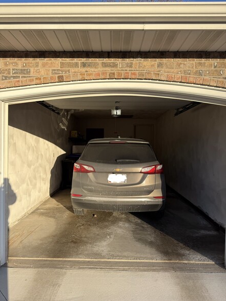 Building Photo - 520 S Kensington Dr