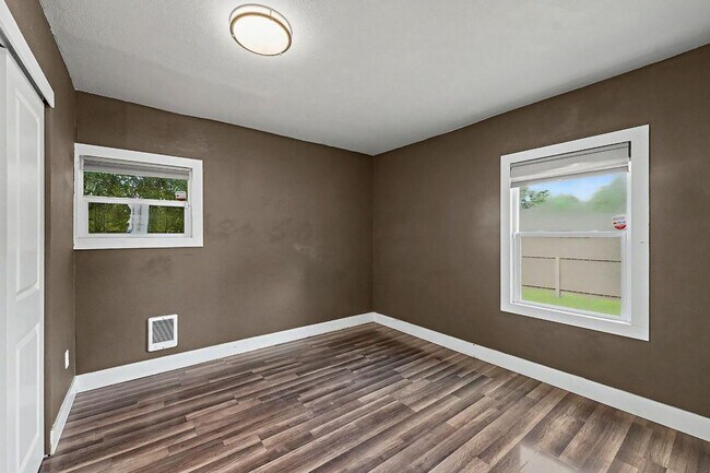 Building Photo - 14917 W Thorne Ln SW