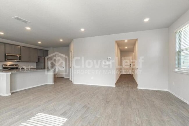 Building Photo - 2433 Ayers Dr