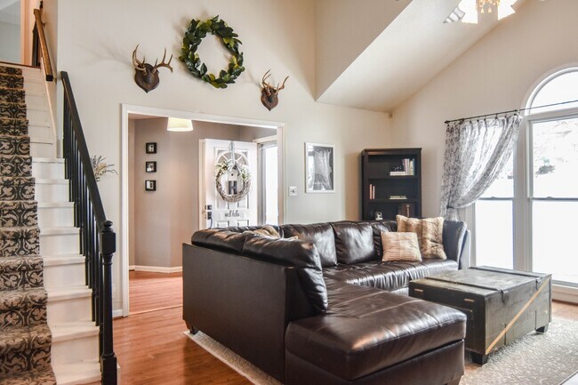 Building Photo - Pet Friendly Home on Half Acre Lot!