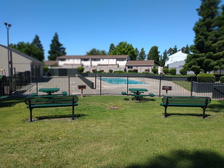 Building Photo - 195 Del Sur Ct