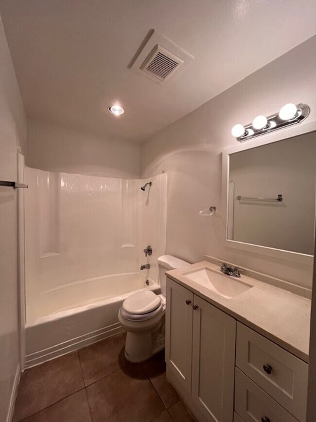 Building Photo - 2 Bedroom/ 2 Bath upstairs unit located in Long Beach!