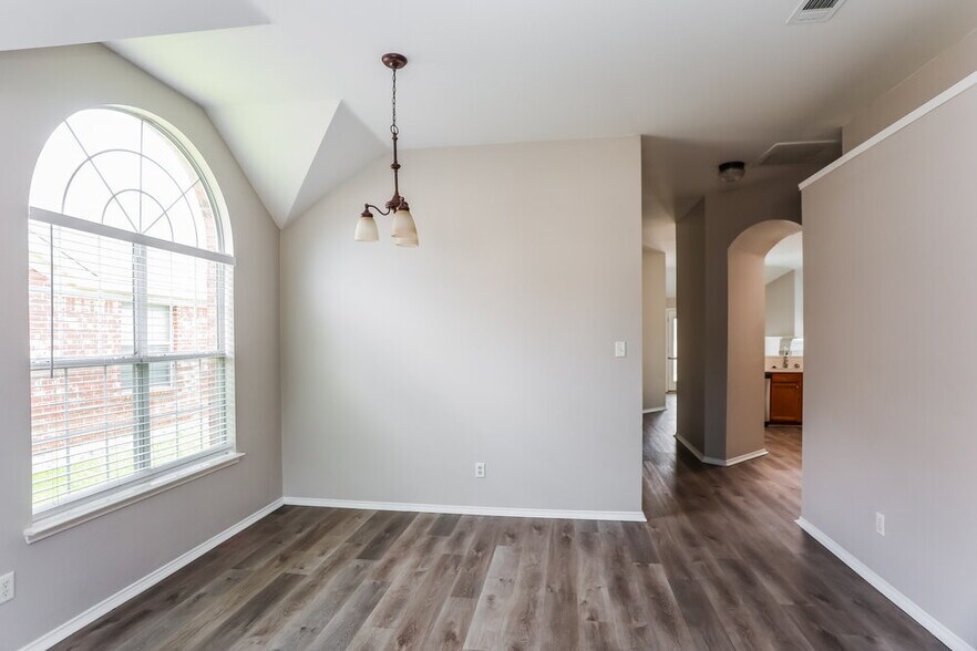 Building Photo - 9113 Nightingale Dr