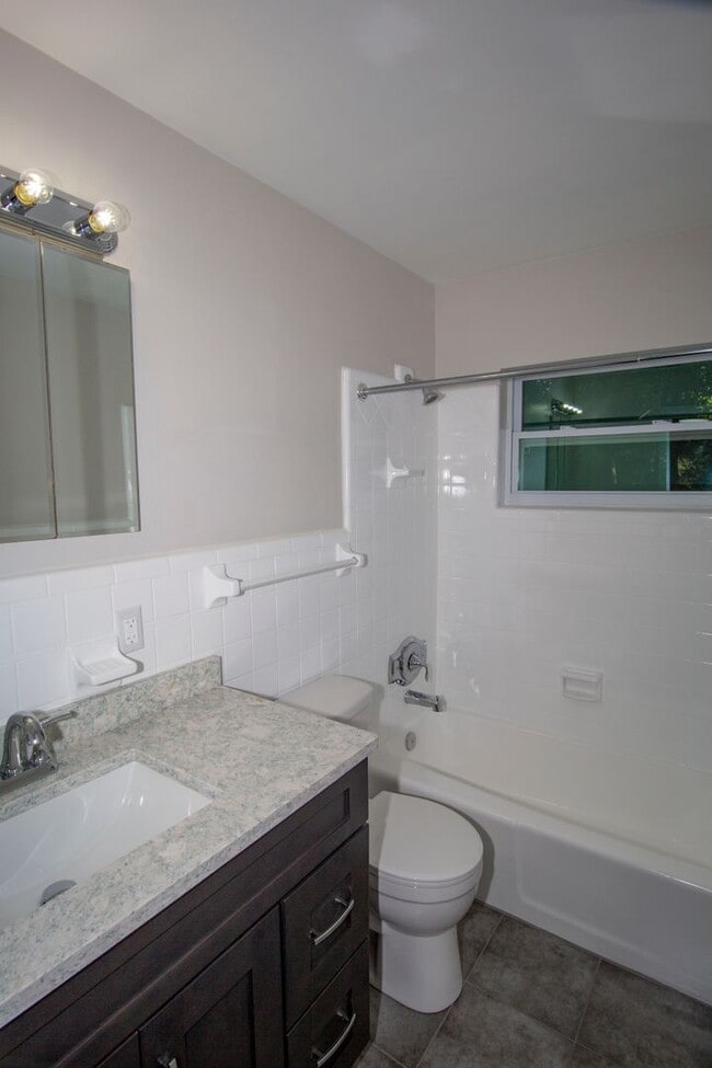 Building Photo - Charming 2/1 duplex with carport near Mill...