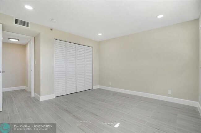 Building Photo - 3200 Port Royale Dr N