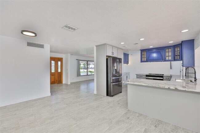 Building Photo - 6422 Lake Sunrise Dr